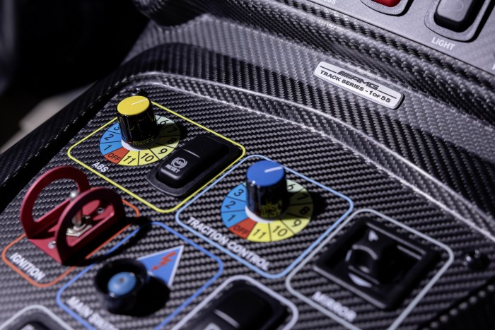 Extrém játékszert épített ügyfeleinek a Mercedes-AMG 12