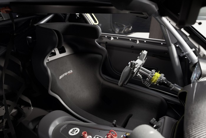 Extrém játékszert épített ügyfeleinek a Mercedes-AMG 11