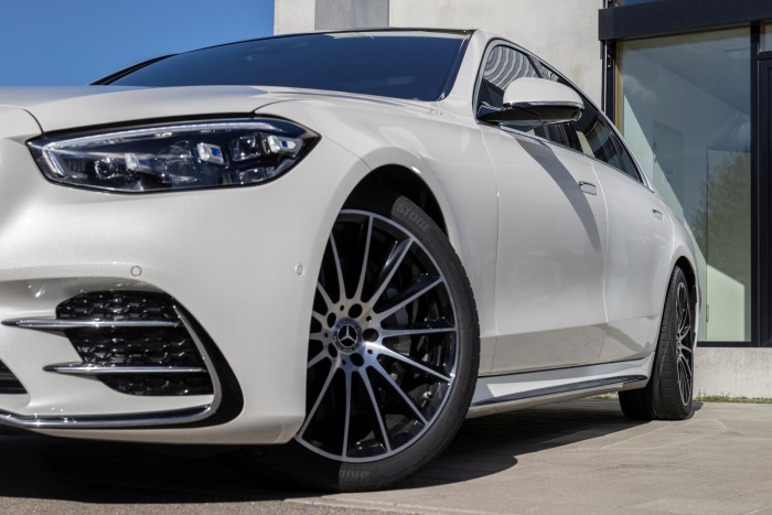 Tucatjával érkeznek az országba a méregdrága autók