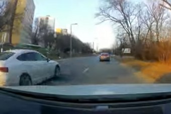 Kár volt sietnie a miskolci autósnak, egy szabadnapos rendőr kamerája mindent felvett