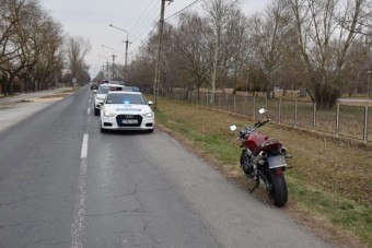 Egykerekezni akart a Balaton mellett, leesett a barátnője hátulról