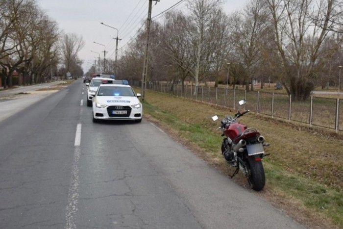 Egykerekezni akart a Balaton mellett, leesett a barátnője hátulról