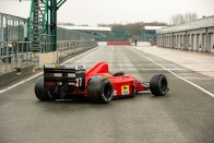 Megválik legendás F1-es autójától a világbajnok 18