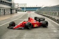 Megválik legendás F1-es autójától a világbajnok 17