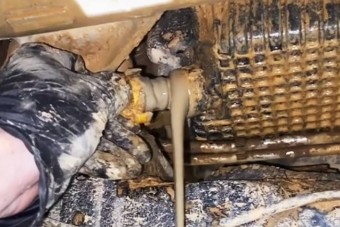 Ha ilyen olajat engednek le a motorból, akkor óriási a baj