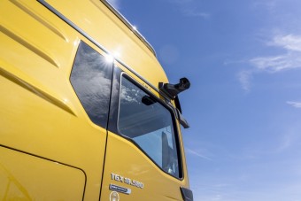 Itt az új visszapillantó, megnéztük, milyen a hagyományoshoz képest