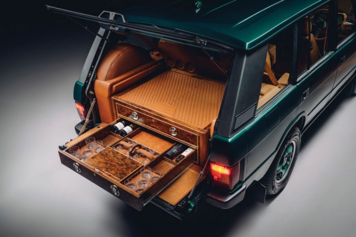 Puska, pezsgő, szivar is jár ehhez az autóhoz