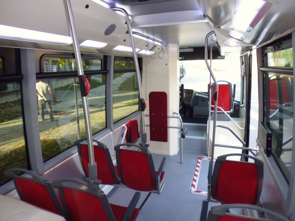 Felsővezetékről tölti az akksijait ez a midibusz 2