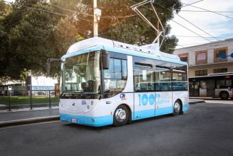 Felsővezetékről tölti az akksijait ez a midibusz