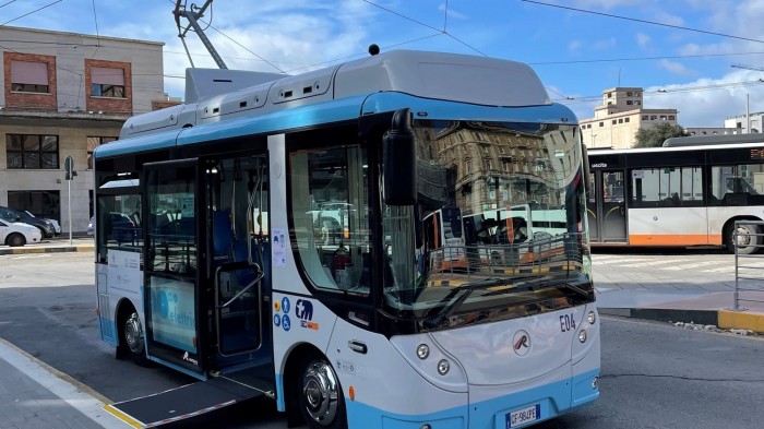 Felsővezetékről tölti az akksijait ez a midibusz 1