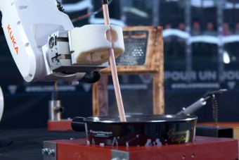 Százmillióért kevergeti a sajtfondüt ez a robot 