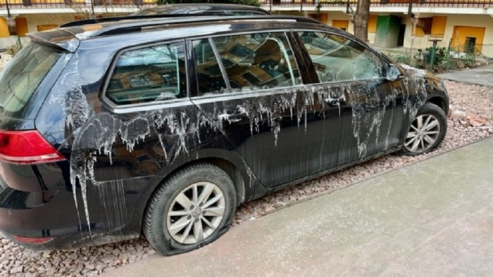 Egy autó összes elemét bekenték savval Pesten 1