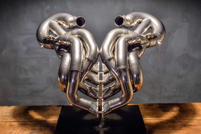 Szoborként éled újjá a használt F1-es kipufogó 7