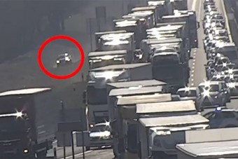 Nem létező íveket használt, a rézsűn előzött egy autós az M1-esen