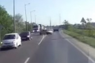 Autó elé zuhant egy markoló Pécsnél, óriásit mentett a sofőr 1