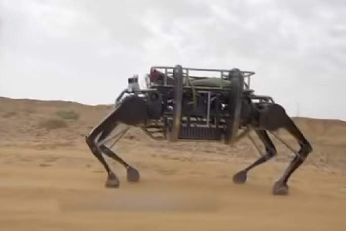 Nagy méretű négylábú robotot építettek Kínában