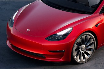 Hirtelen megálló Tesla okozott halálos balesetet 