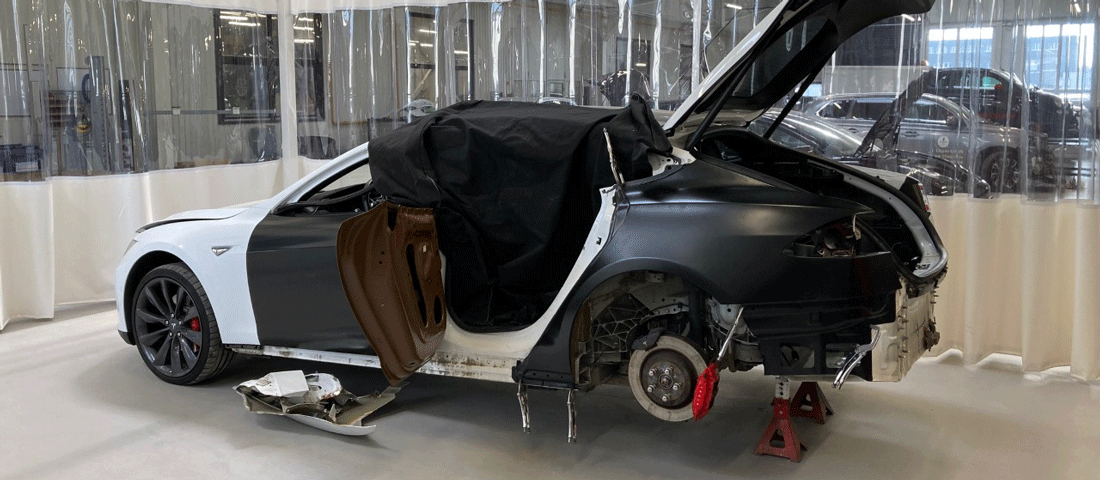 Spéci módszerekkel születnek újjá az összezúzott Teslák Budán