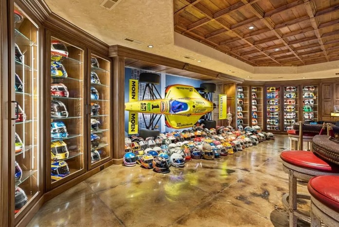 Eladja otthonát a híres autóversenyző