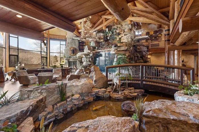 Eladja otthonát a híres autóversenyző 6