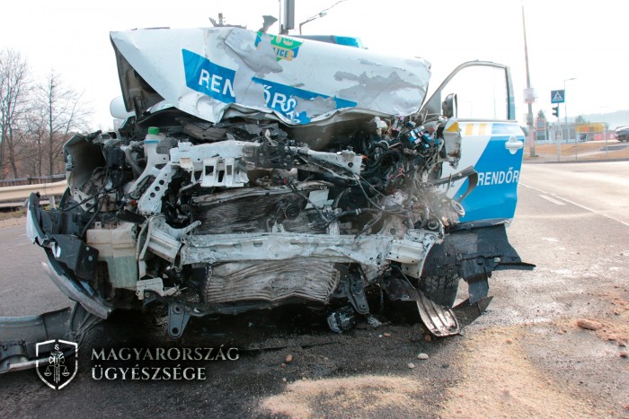 Szándékosan nekiment a rendőrautónak, jogsija sem volt