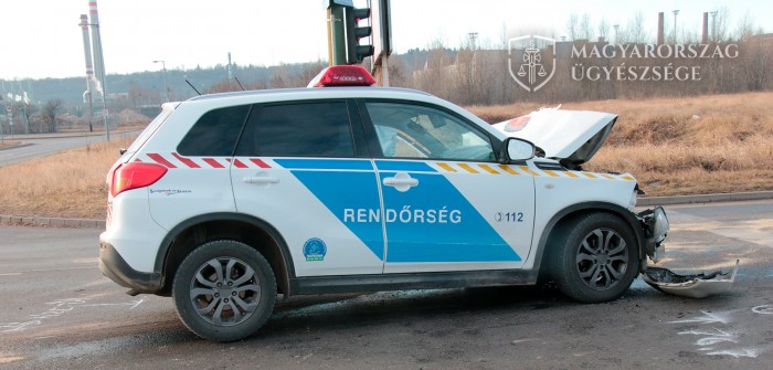 Szándékosan nekiment a rendőrautónak, jogsija sem volt 1 Szándékosan nekiment a rendőrautónak, jogsija sem volt 1
