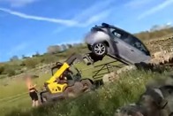 Elállta az utat egy autó, de jött a targoncás, és lazán megoldotta 1