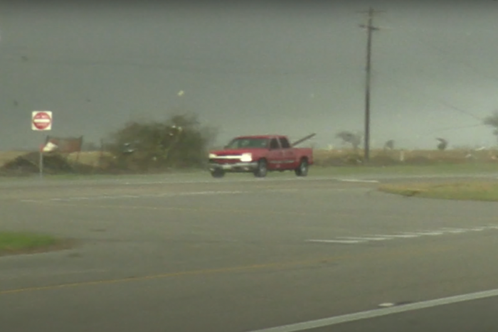 Új autót ajándékozott a gyártó annak a fiatal sofőrnek, akit felborított a texasi tornádó
