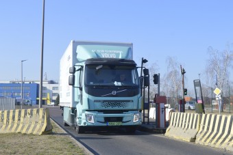 Igazi csajmágnes ez a Volvo teherautó