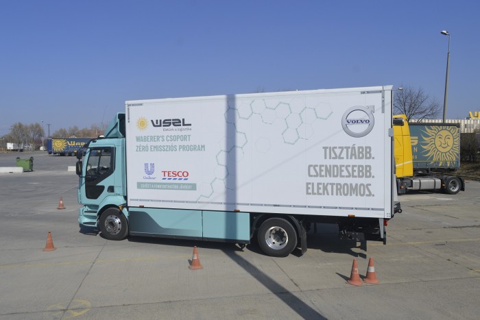 Igazi csajmágnes ez a Volvo teherautó 40 Igazi csajmágnes ez a Volvo teherautó 40