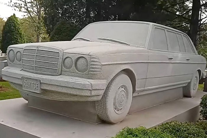 Zöldséges-Mercit állítottak egy sírra