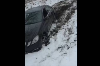 A tél utolsó röhögését hozza el a havas lejtőn eltűnő autós