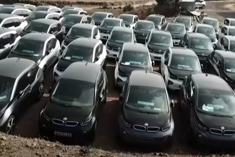 Évek óta kétszáz villany-BMW aszalódik egy koreai réten 