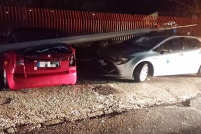 Villanyoszlopot döntött két autóra Pakson 2