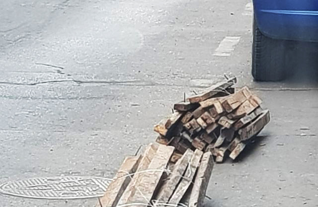 Szöges karókkal foglalják a parkolót Budapesten 3