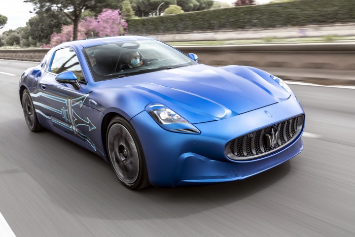 Már az utcán parádézik az elektromos Maserati