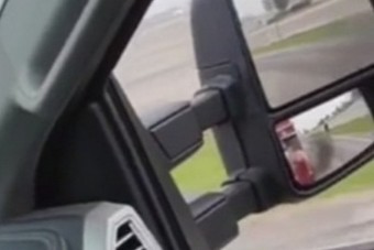 Kiakadtak a netezők a bringást poénból lefüstölő dízeles sofőrre