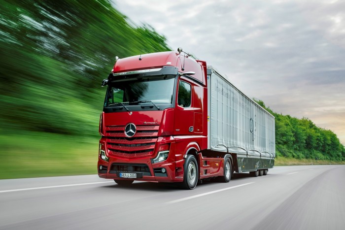 Kevesebbel is beérik a Merci új teherautó-motorjai