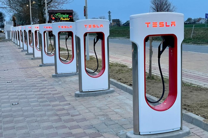 Egyszerre 22 villanyautó is tölthető egy hazai állomáson