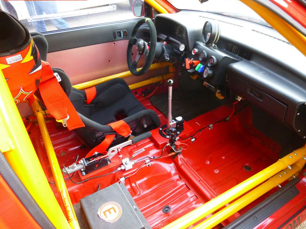 4,5 millióért mérik a kívül-belül kegyetlen régi Suzuki Swiftet 4