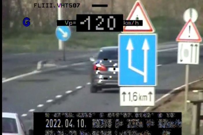 A település határában mértek a rendőrök, 200 ezres csekket kap egy hazai autós