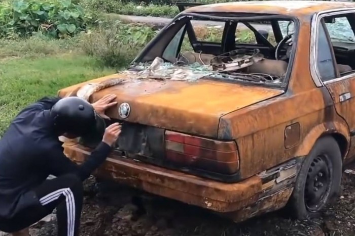 Teljesen kiégett roncsból csillogó új autót csinált a szaki