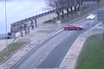 Fájóan kalandos útra indult egy parkolóból elguruló Peugeot