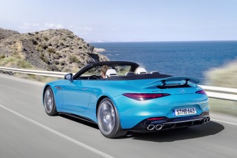 Videón a kismotoros luxusautó