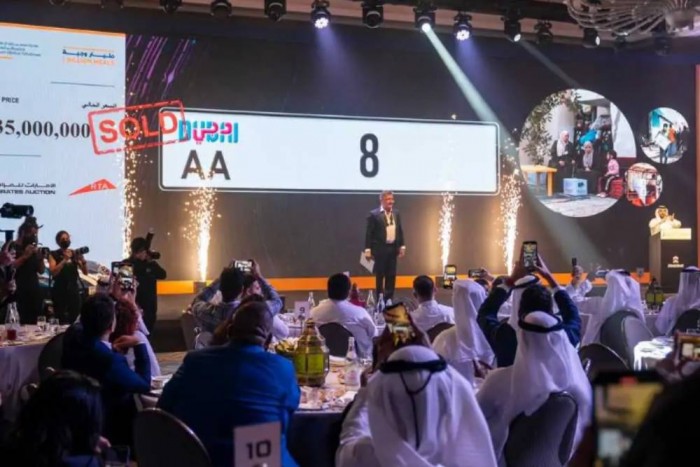 Milliárdokat szednek össze nemes célokra egyedi rendszámokkal