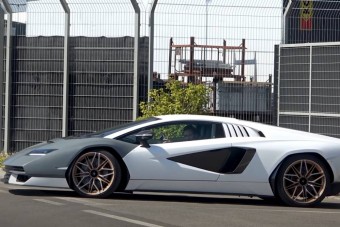 Szépen duruzsol a V12-es az új Lamborghini Countach gyomrában
