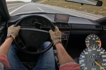 30 évesen is tiszteletet parancsol ez a Mercedes