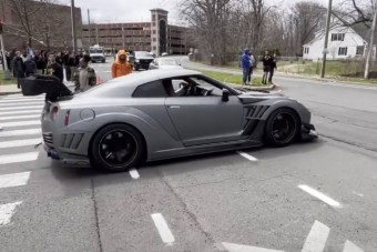 Pár méter elég volt a ritka Nissan GT-R ronggyá töréséhez