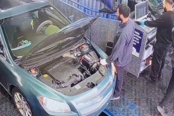 Kőkeményen reagált a szerelő a kezére csapódó motorházfedélre