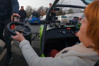 Na, ezért nem teszünk utcai autóra F1-es gumit